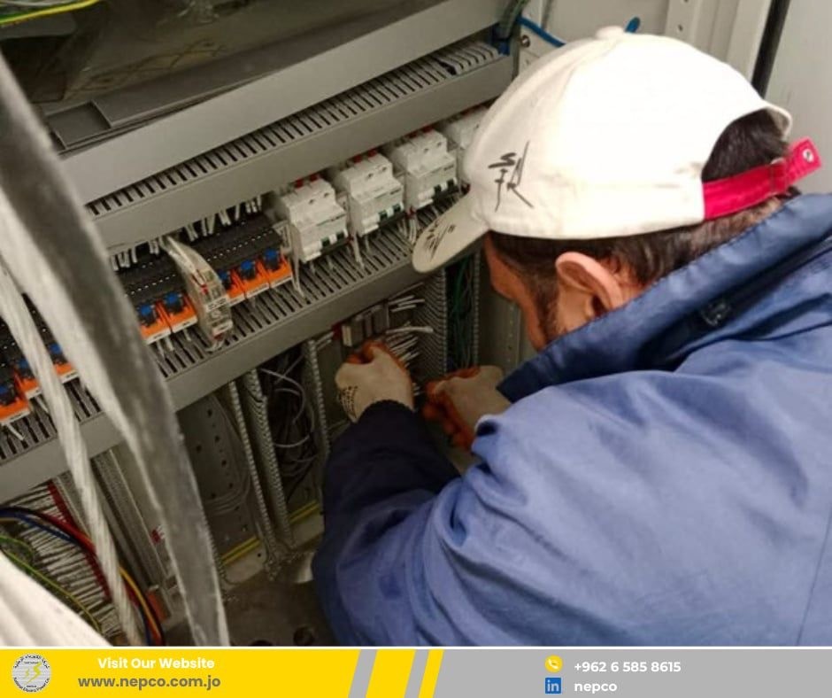 الكهرباء الوطنية تواصل إحلال خلايا وقواطع 33 ك.ف في محطة تحويل الأزرق